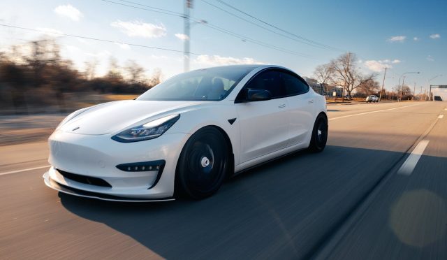 Tesla, Premium Bağlantı Özelliği Getirdi: İşte Fiyatı ve Avantajları