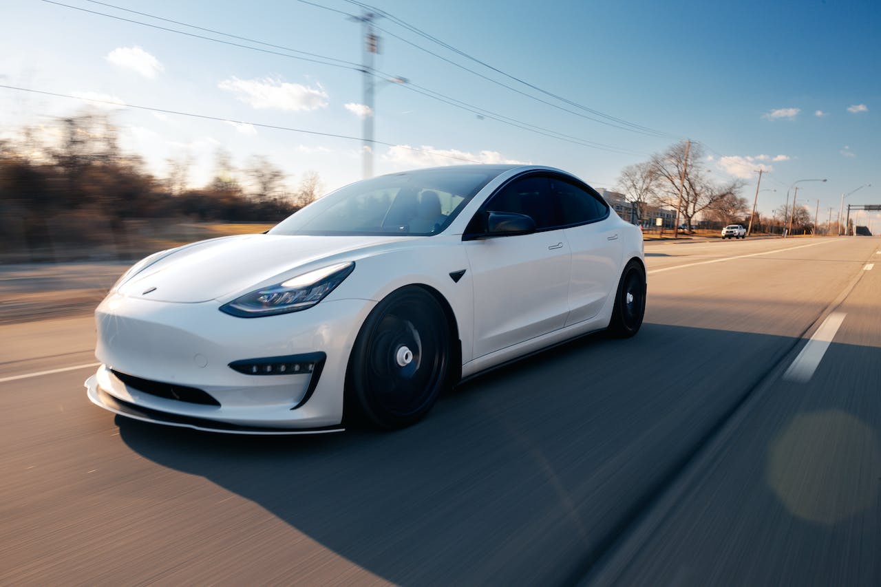 Tesla, Premium Bağlantı Özelliği Getirdi: İşte Fiyatı ve Avantajları